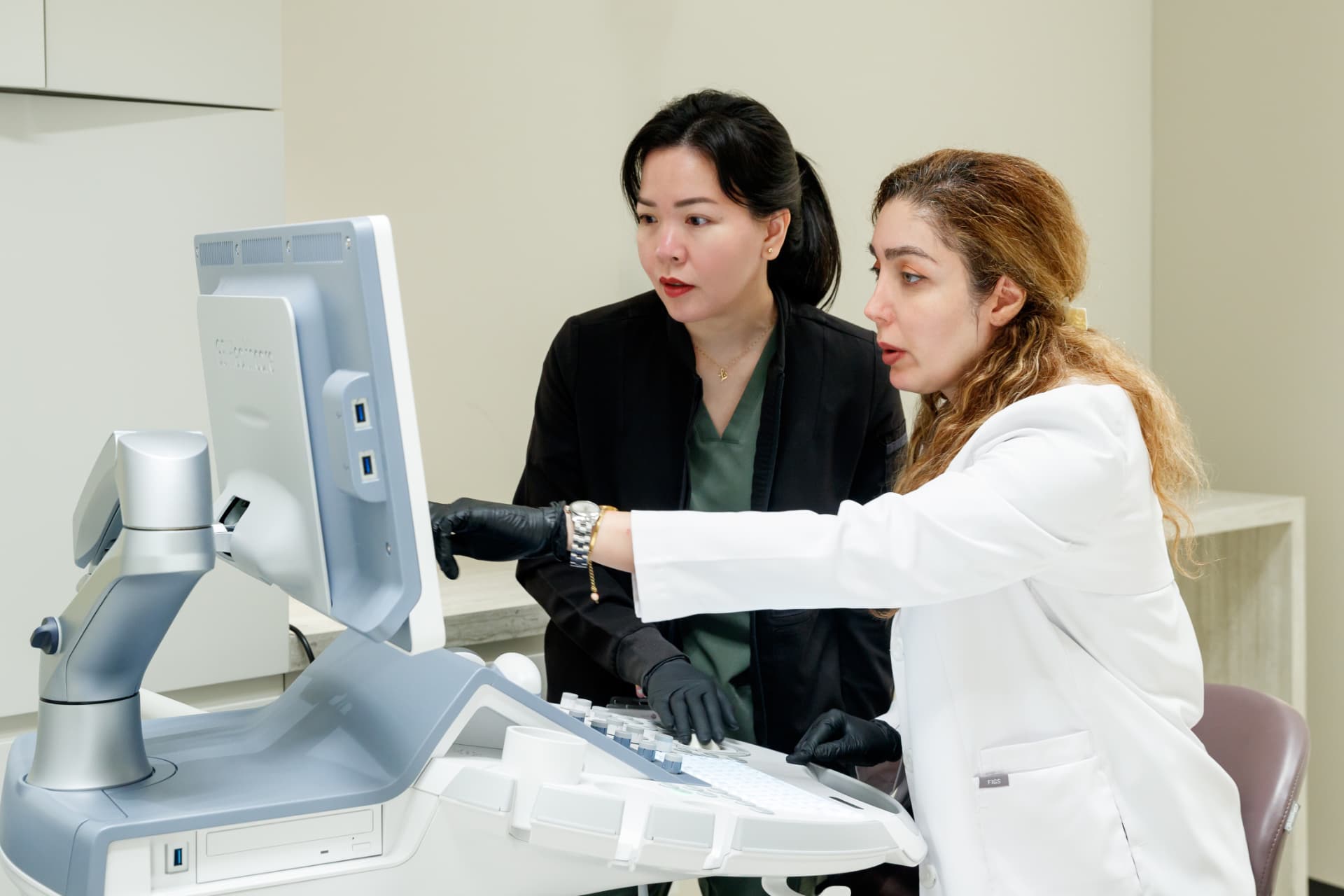 Dr. Mahsa Aghaei reviewing ultrasound imaging with a patient at FAYY Health, One Central Dubai